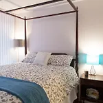 Toronto Queen Suites